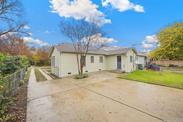 2031 W Summit, San Antonio, TX 78201