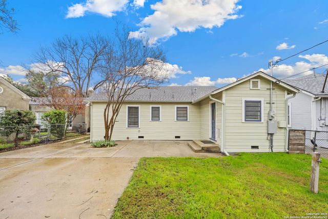 2031 W Summit, San Antonio, TX 78201