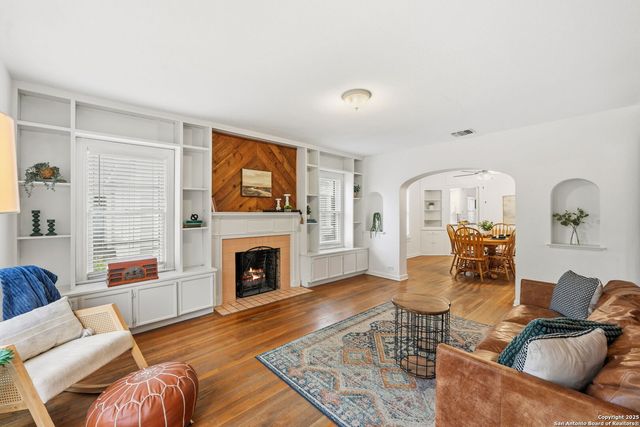 2031 W Summit, San Antonio, TX 78201