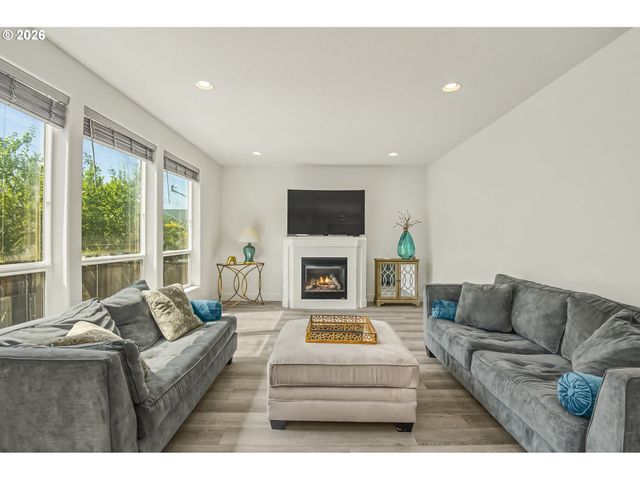 4726 Se SALQUIST Rd, Gresham, OR 97080