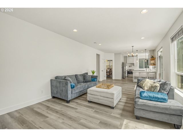4726 Se SALQUIST Rd, Gresham, OR 97080