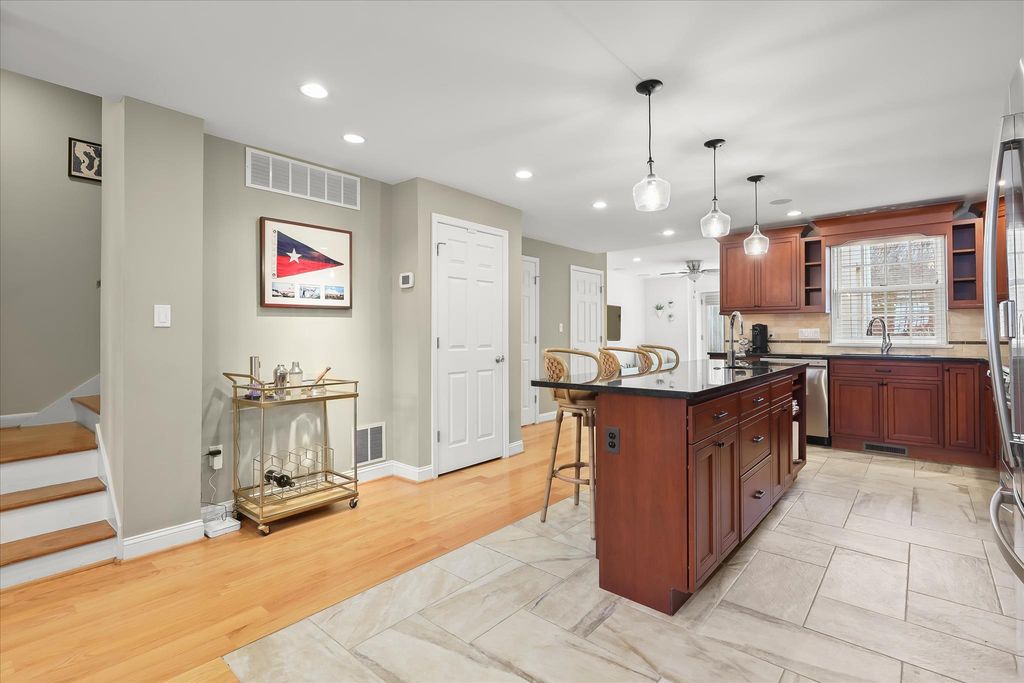 Image 10 of property listing at 133 W LEE ST, Baltimore, MD 21201