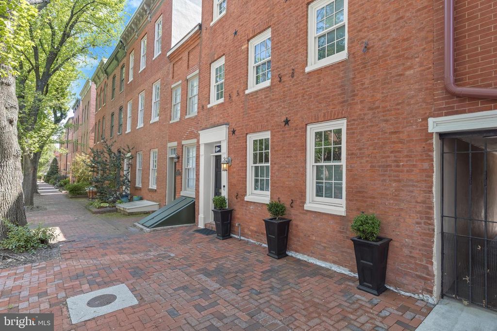 Image 2 of property listing at 133 W LEE ST, Baltimore, MD 21201