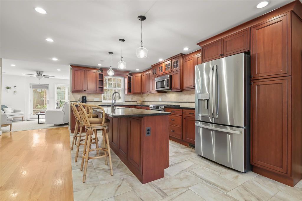 Image 6 of property listing at 133 W LEE ST, Baltimore, MD 21201