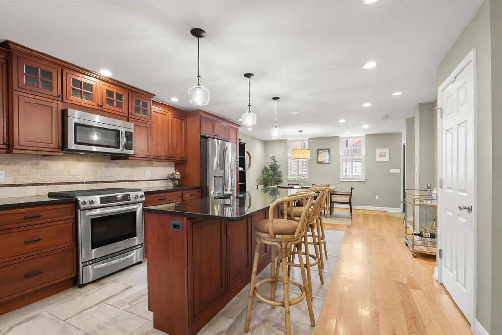 Image 8 of property listing at 133 W LEE ST, Baltimore, MD 21201