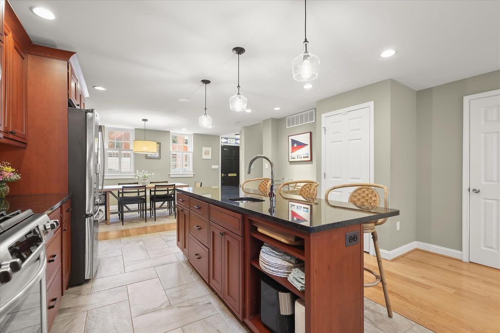Image 9 of property listing at 133 W LEE ST, Baltimore, MD 21201