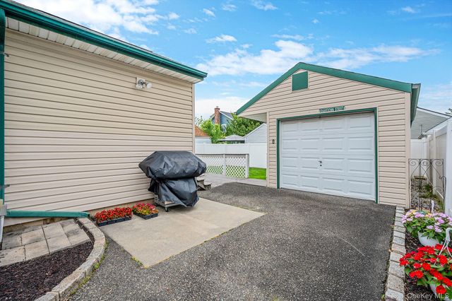 10 Gordon Avenue, Westbury, NY 11590
