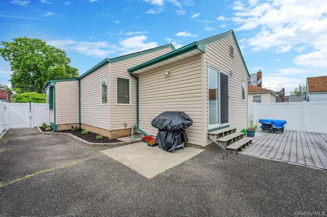 10 Gordon Avenue, Westbury, NY 11590