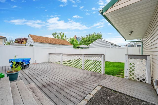 10 Gordon Avenue, Westbury, NY 11590