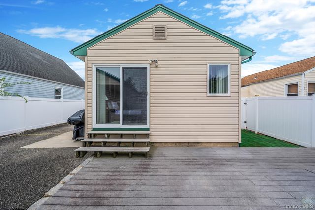 10 Gordon Avenue, Westbury, NY 11590