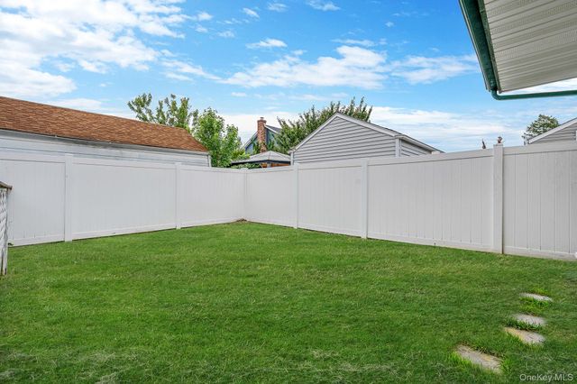 10 Gordon Avenue, Westbury, NY 11590