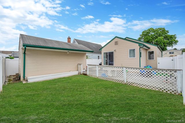 10 Gordon Avenue, Westbury, NY 11590