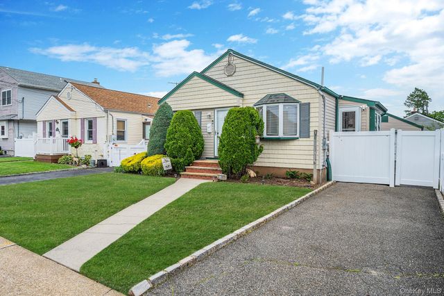 10 Gordon Avenue, Westbury, NY 11590