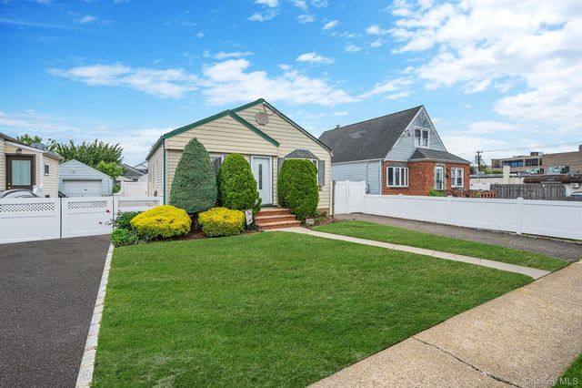 10 Gordon Avenue, Westbury, NY 11590