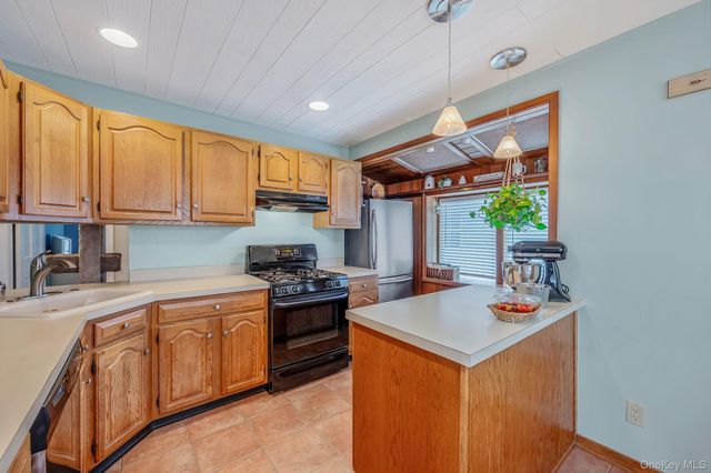 10 Gordon Avenue, Westbury, NY 11590