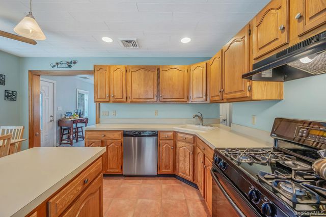 10 Gordon Avenue, Westbury, NY 11590