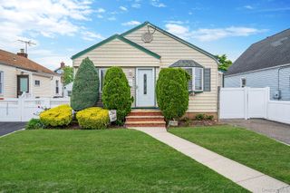 10 Gordon Avenue, Westbury, NY 11590