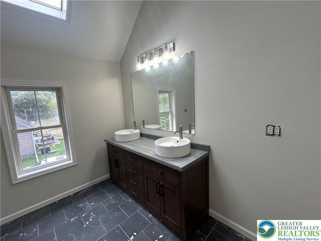 92 Creek Road, Washington Twp, PA 18013