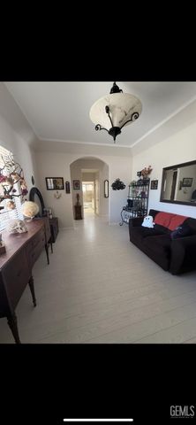 6000 Kings Canyon Drive, Bakersfield, CA 93306