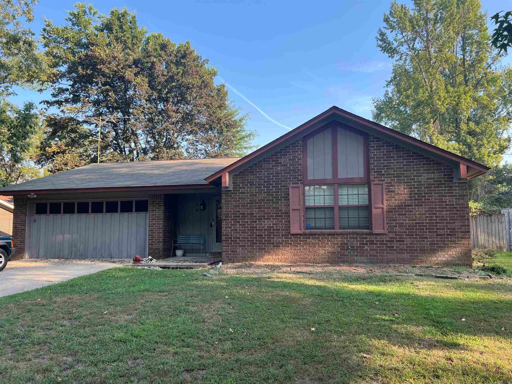 16 Independence Dr, White Hall, AR 71602