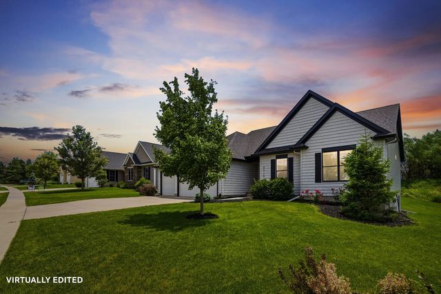4915 Lakeside Drive, Bettendorf, IA 52722