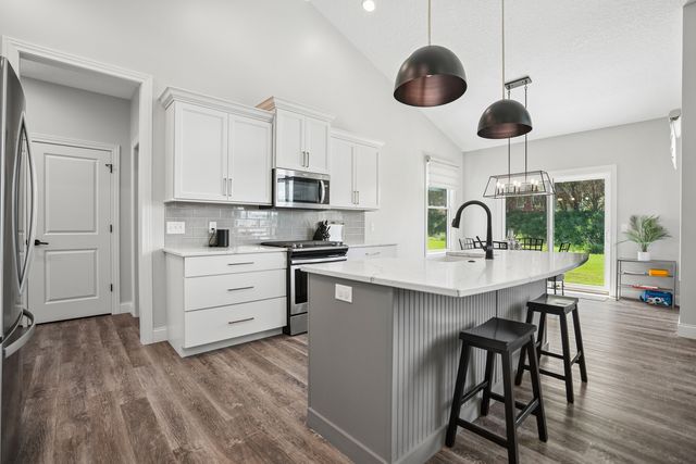 4915 Lakeside Drive, Bettendorf, IA 52722