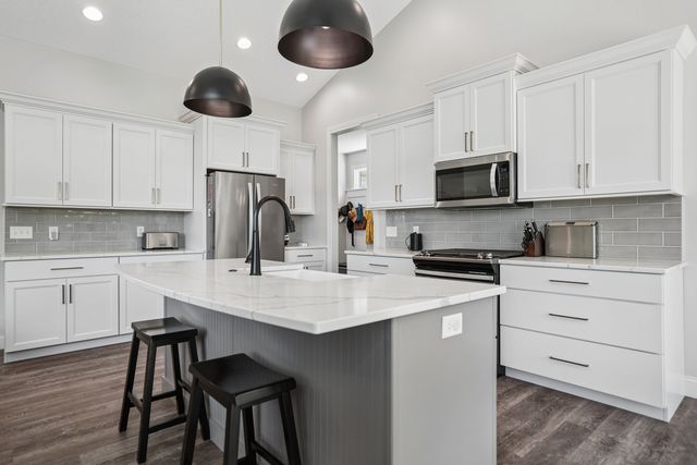 4915 Lakeside Drive, Bettendorf, IA 52722