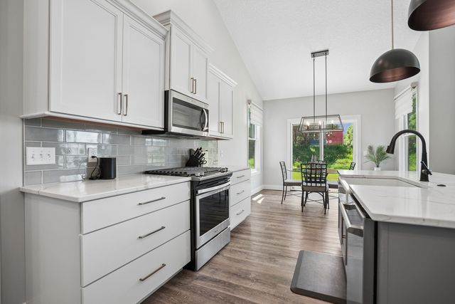4915 Lakeside Drive, Bettendorf, IA 52722