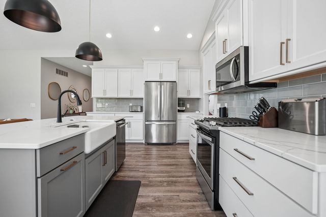 4915 Lakeside Drive, Bettendorf, IA 52722