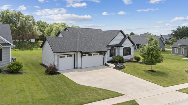 4915 Lakeside Drive, Bettendorf, IA 52722
