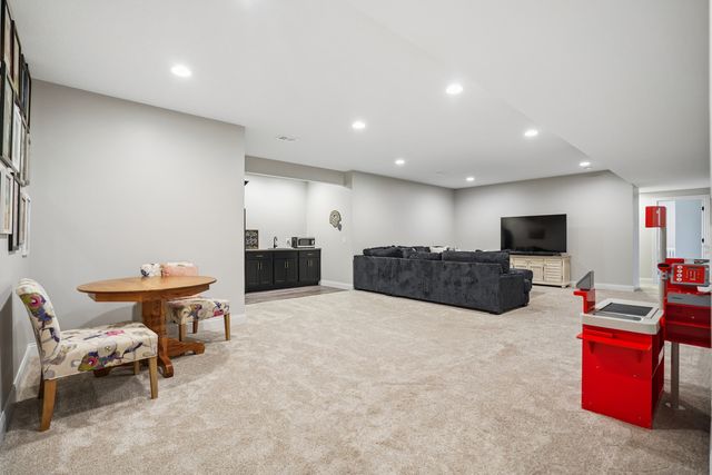 4915 Lakeside Drive, Bettendorf, IA 52722