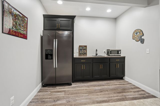 4915 Lakeside Drive, Bettendorf, IA 52722