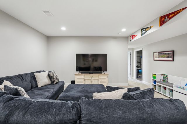 4915 Lakeside Drive, Bettendorf, IA 52722