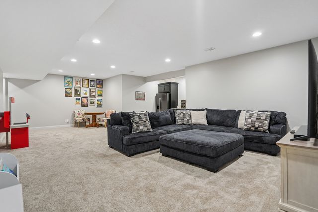 4915 Lakeside Drive, Bettendorf, IA 52722