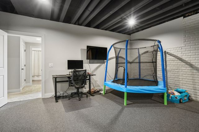 4915 Lakeside Drive, Bettendorf, IA 52722