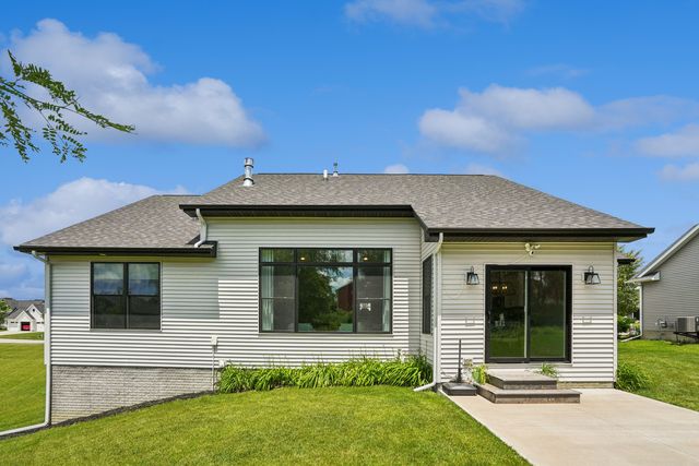 4915 Lakeside Drive, Bettendorf, IA 52722