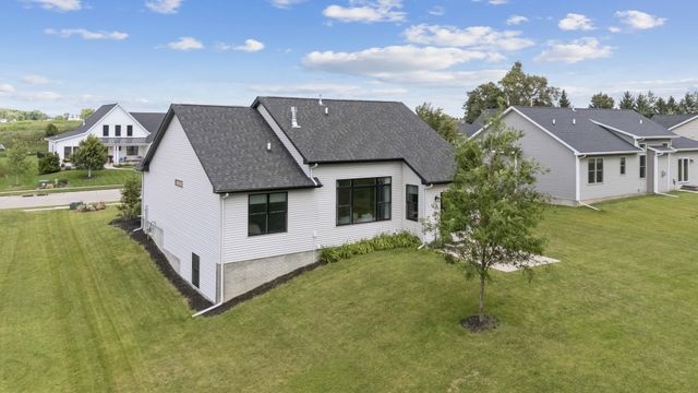 4915 Lakeside Drive, Bettendorf, IA 52722