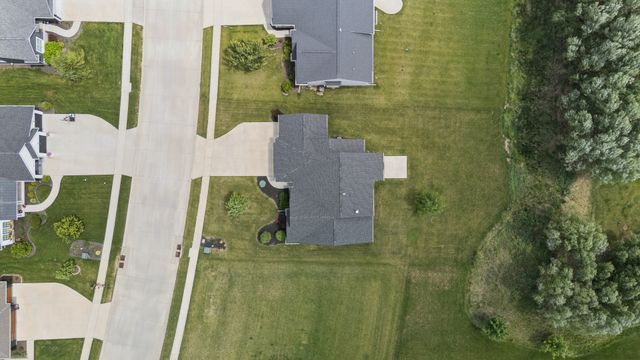 4915 Lakeside Drive, Bettendorf, IA 52722