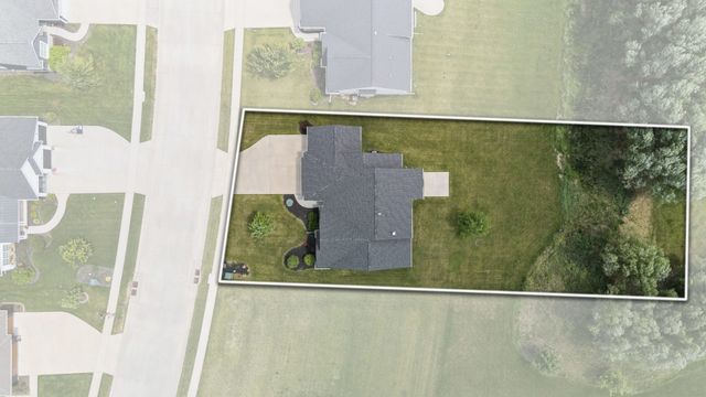 4915 Lakeside Drive, Bettendorf, IA 52722