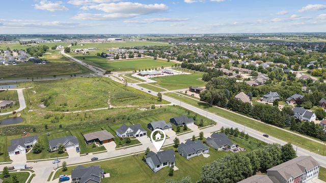 4915 Lakeside Drive, Bettendorf, IA 52722