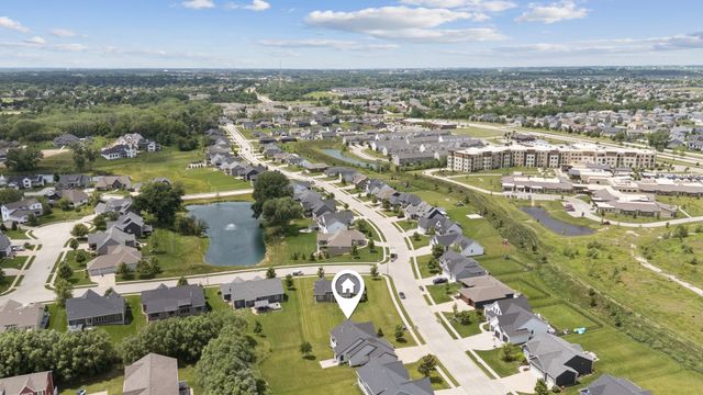 4915 Lakeside Drive, Bettendorf, IA 52722