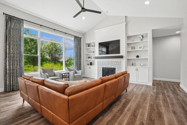 4915 Lakeside Drive, Bettendorf, IA 52722