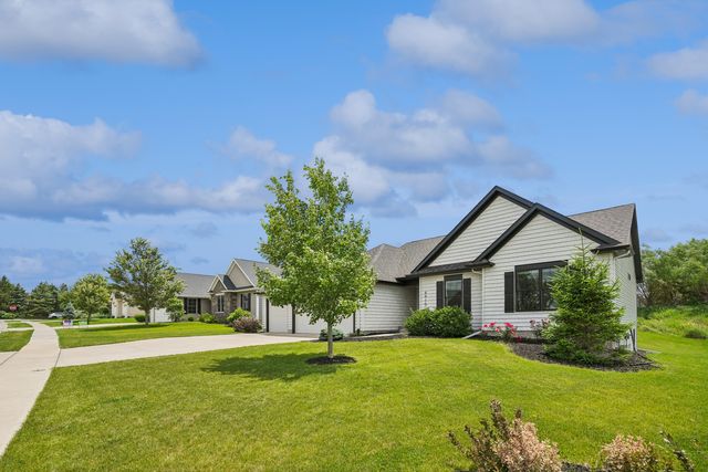 4915 Lakeside Drive, Bettendorf, IA 52722