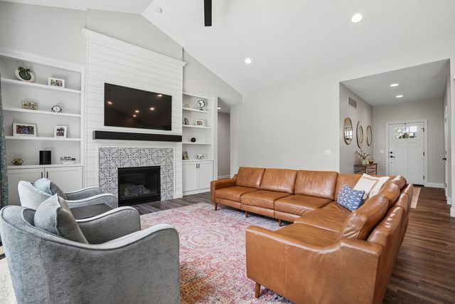 4915 Lakeside Drive, Bettendorf, IA 52722