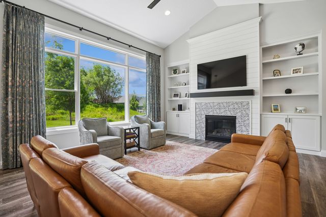 4915 Lakeside Drive, Bettendorf, IA 52722