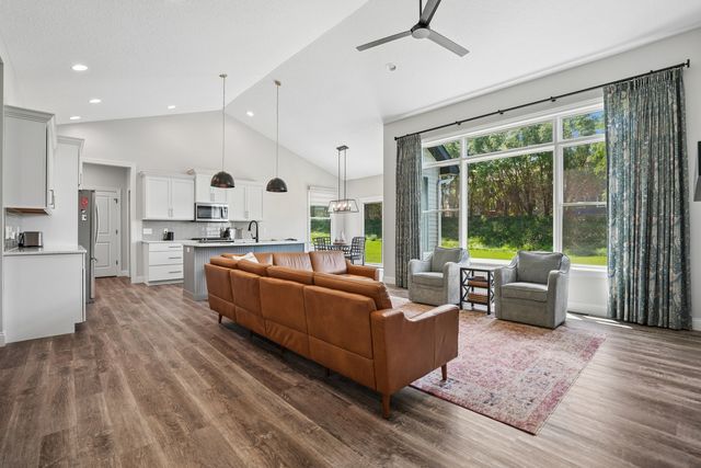 4915 Lakeside Drive, Bettendorf, IA 52722