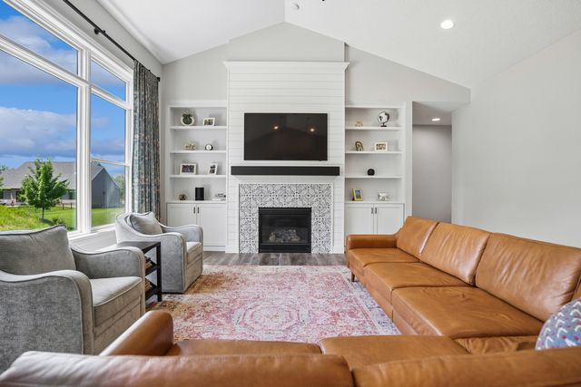 4915 Lakeside Drive, Bettendorf, IA 52722