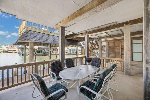 918 Long Reach Drive, Tiki Island, TX 77554