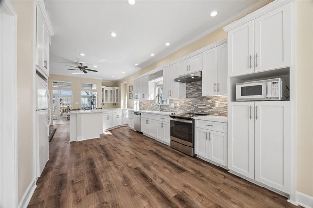 918 Long Reach Drive, Tiki Island, TX 77554