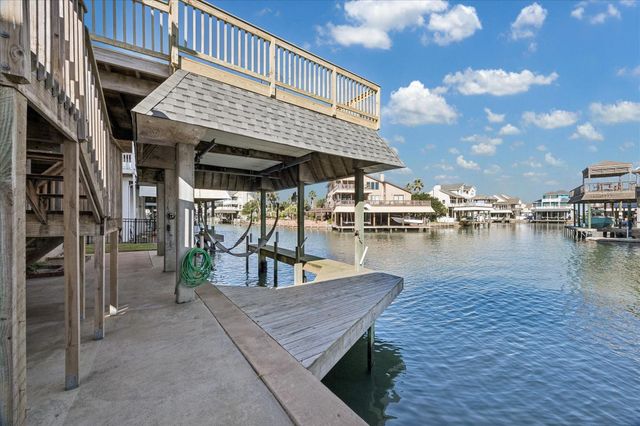 918 Long Reach Drive, Tiki Island, TX 77554